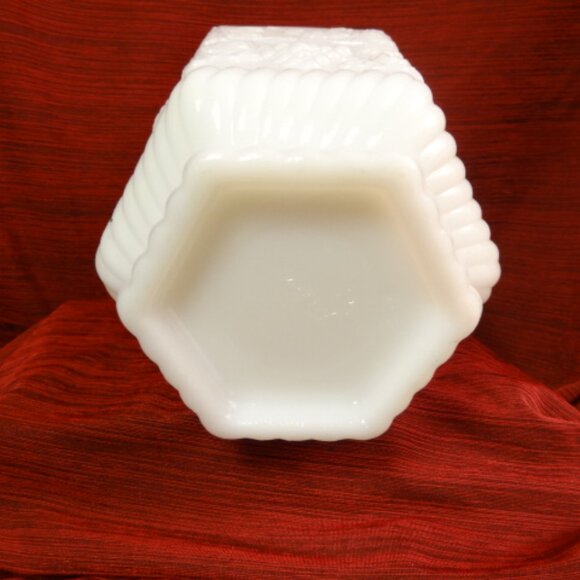 Vintage Anchor Hocking Fire King Ware Vase - Grape Pattern - Picture 2 of 3